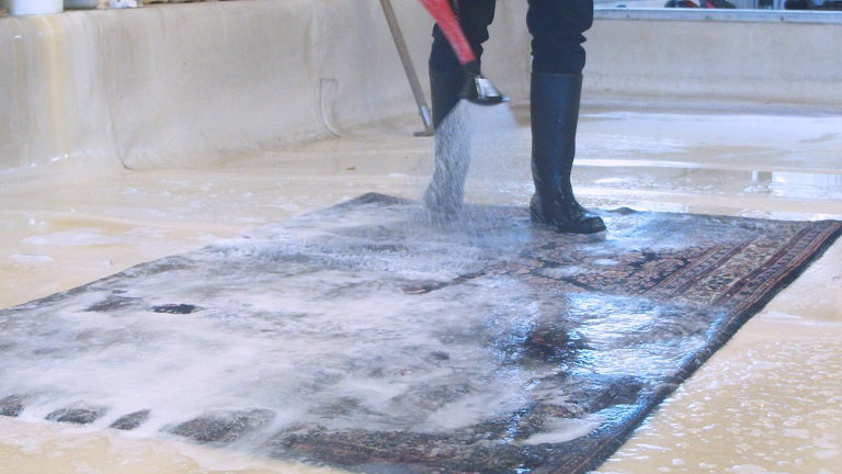 Vorbehandlung mit Wasserstrahl bei Teppichreinigung